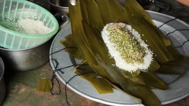 Азіатський жінка упаковки рисовий брикет — стокове відео